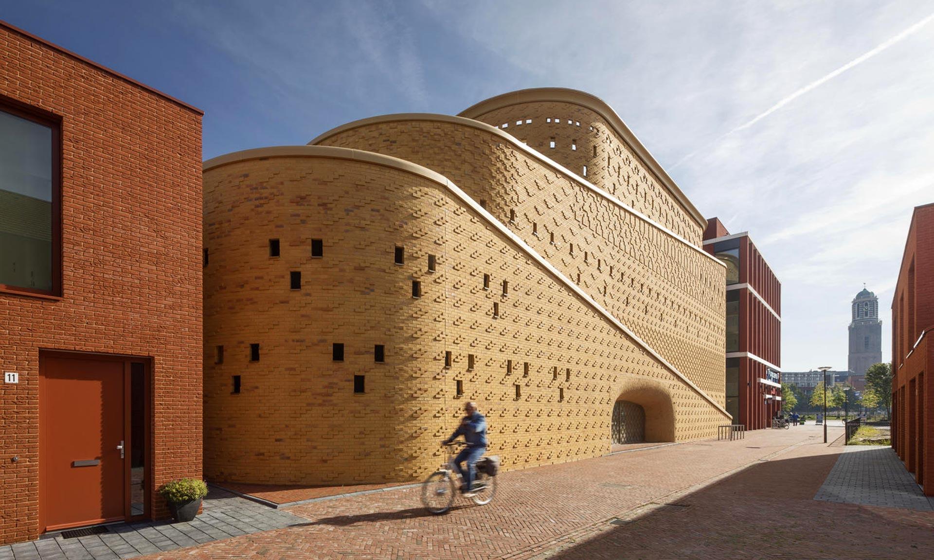 Nizozemské město Zwolle si postavilo parkovací dům jako hrad z písku