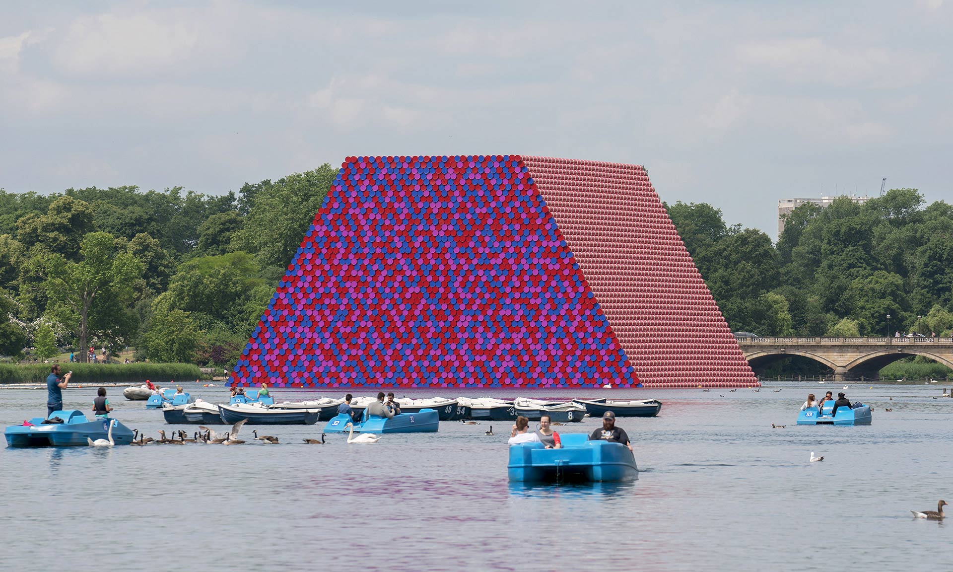 Christo postavil v londýnském Hyde Parku obří plovoucí mastabu z 7 506 sudů