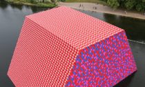 The London Mastaba od dvojice Christo a Jeanne-Claude