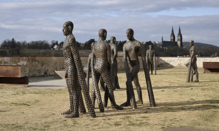 Ulice 12 českých měst zaplavilo 49 soch z mezinárodního festivalu Sculpture Line