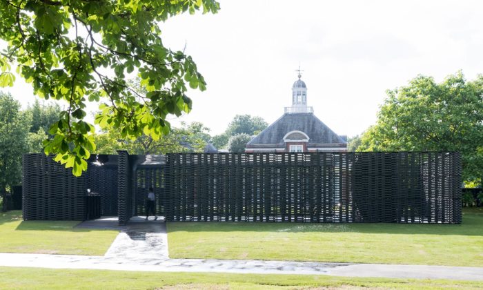 Frida Escobedo postavila před Serpentine Gallery pavilon z černých tašek