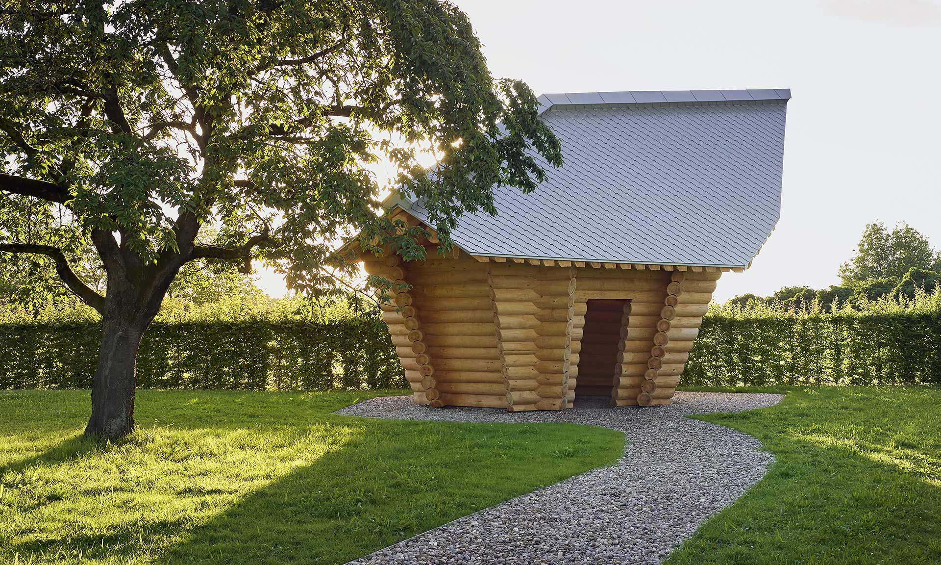 Vitra Campus se rozrostl o srub Blockhouse pro osvěžení a lavičku s vodním kanálem