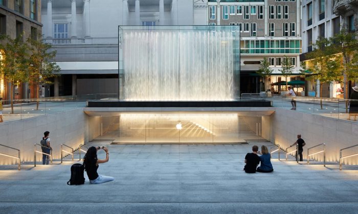 Foster proměnil náměstí v Miláně na podzemní Apple Store s vodopády