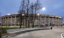 České lavičky od Mmcité u stadionu Lužniki v Moskvě
