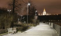 České lavičky od Mmcité u stadionu Lužniki v Moskvě