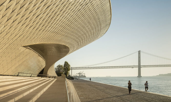 Lisabonské nábřeží zdobí organicky tvarované muzeum MAAT od Amandy Levete