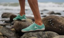 Boty značky VIVOBAREFOOT vyrobené z recylovaných plastových láhví