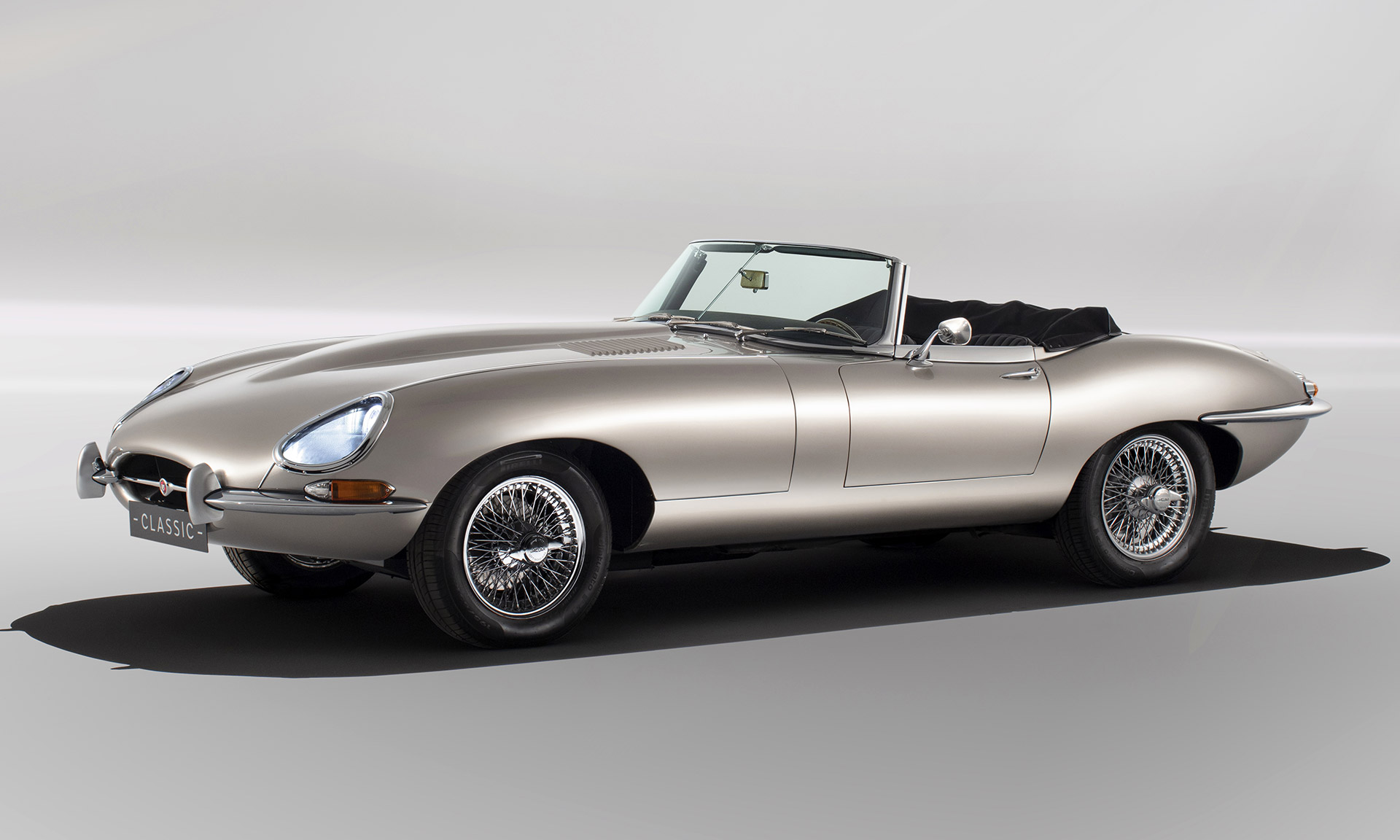 Jaguar oživil roadster E-Type z roku 1961 verzí s plně elektrickým pohonem