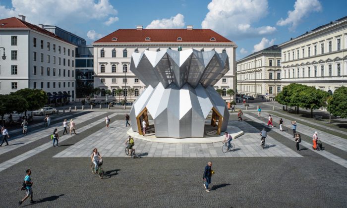 Studio Morison obalilo mnichovskou sochu Maxmiliána do pavilonu ve tvaru origami