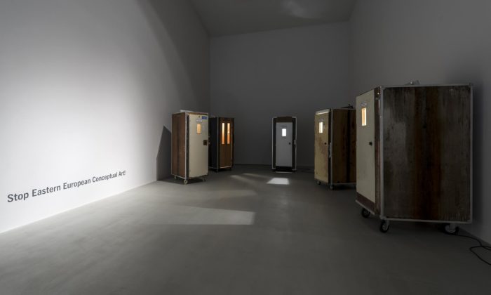 Viktor Frešo vystavuje v pražském DOXu vyřazené kabiny z výtahů