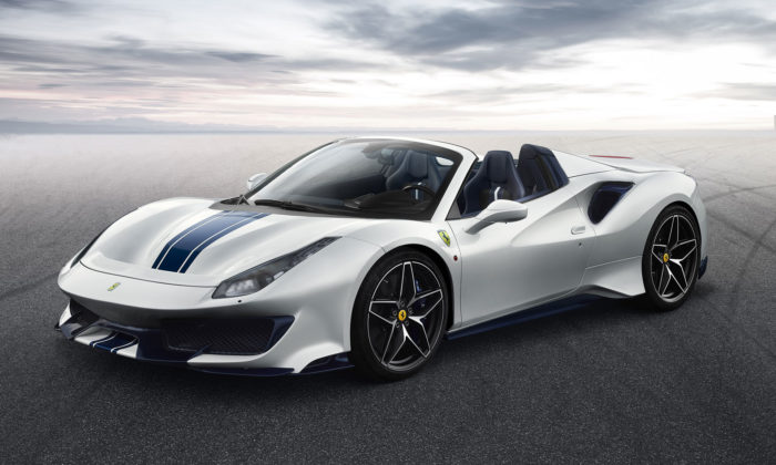 Ferrari představilo sporťák 488 Pista Spider bez střechy