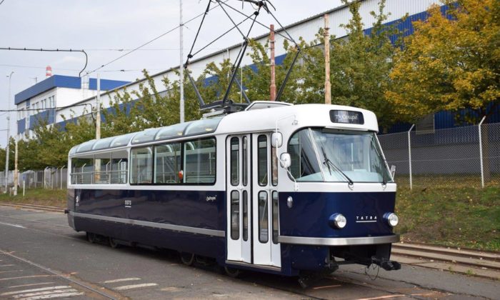 Praha má novou speciálně upravenou výletní tramvaj T3 Coupé