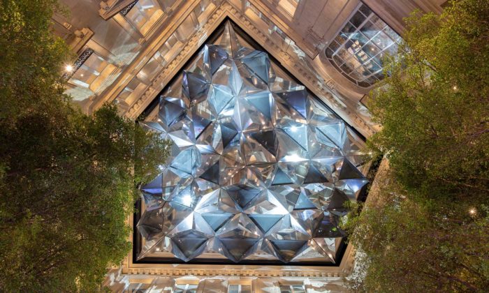 Apple otevřel obchod na Champs-Élysées s obrovským kaleidoskopem nad nádvořím