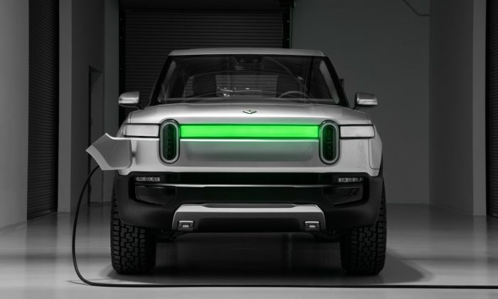 Rivian představil pětimístný elektrický pickup R1T a sedmimístné SUV R1S