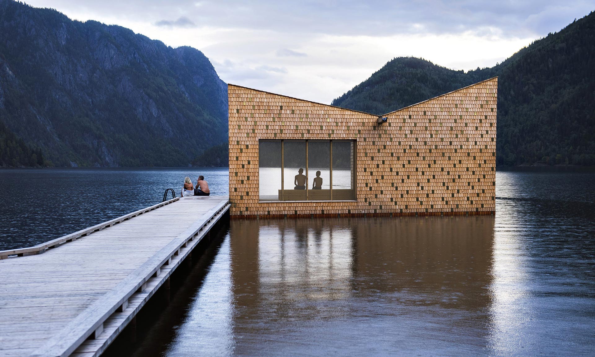 Na norském jezeře vyrostla veřejně přístupná plovoucí sauna Soria Moria