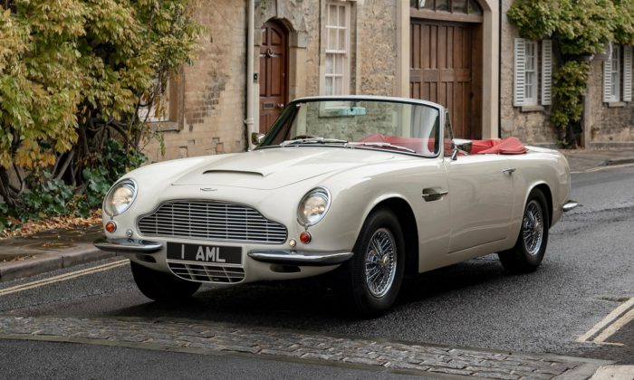 Aston Martin dal starému kabrioletu DB6 plně elektrický pohon