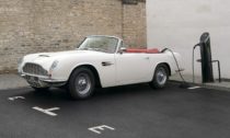 Aston Martin DB6 MkII Volante jako elektromobil