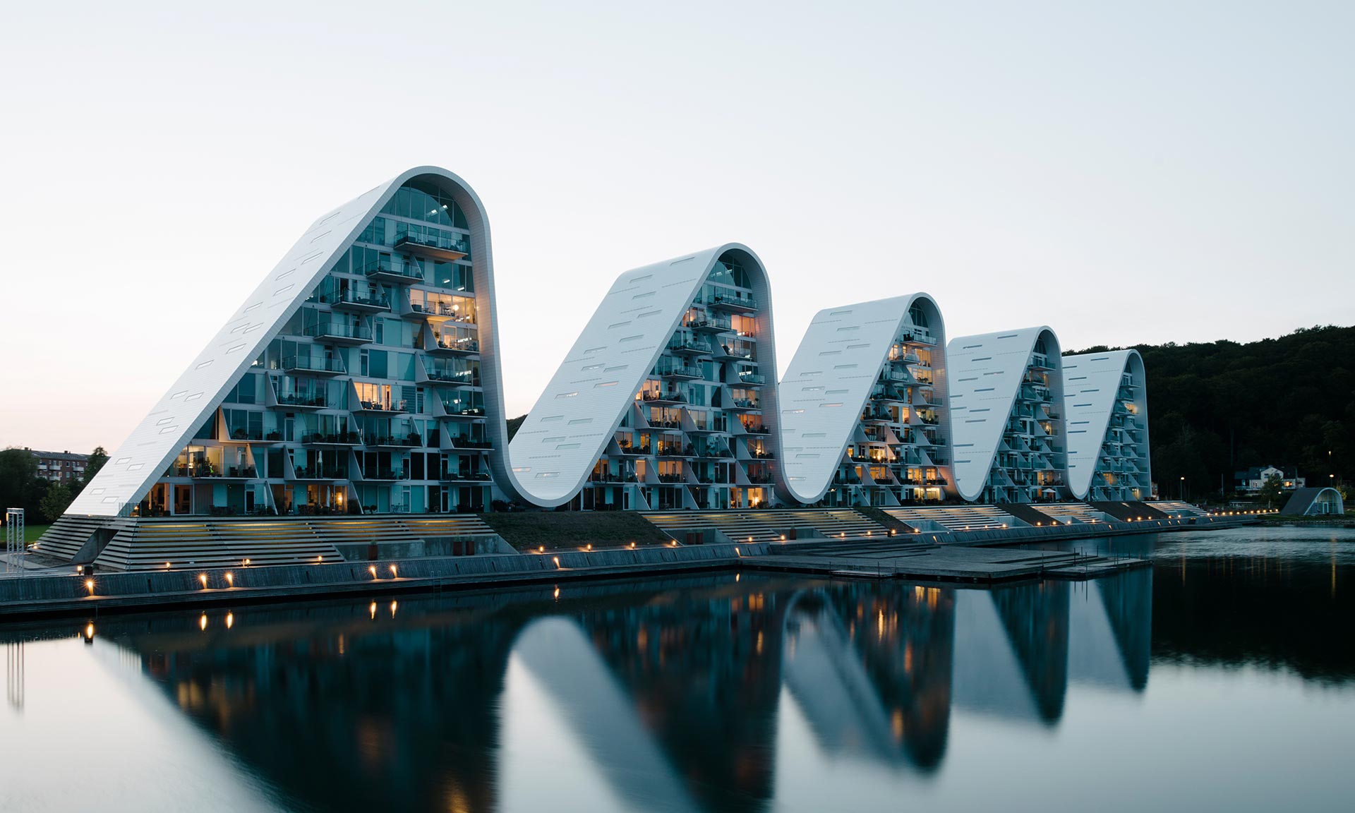 V dánském městě Vejle dokončili bytový dům The Wave s tvarem pěti vln