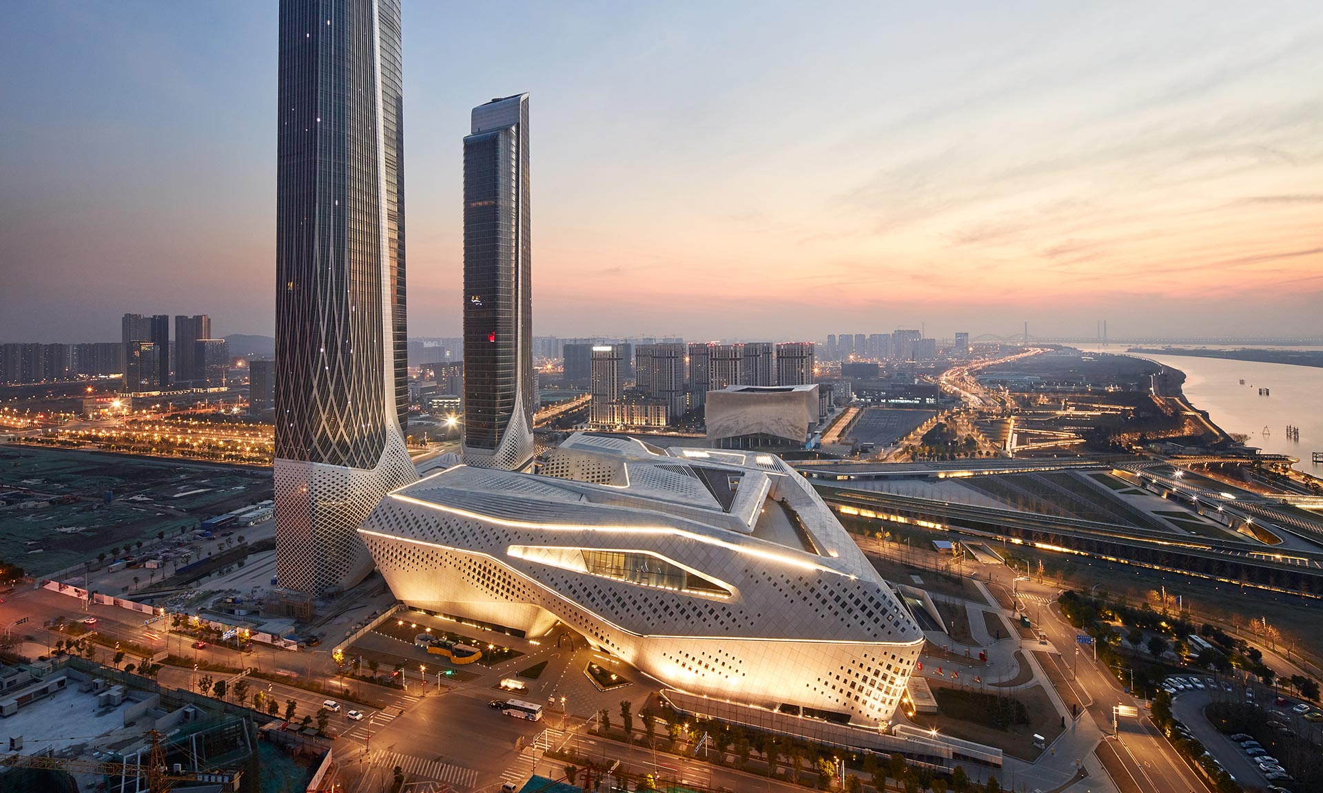 Zaha Hadid Architects dokončili v čínském Nankingu kulturní centrum pro mládež