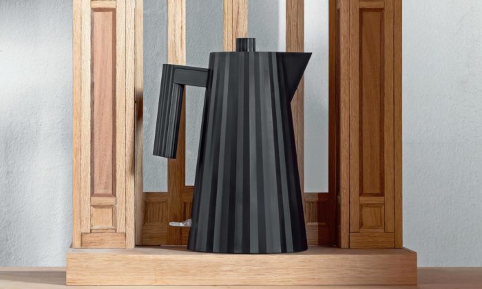Michele De Lucchi navrhl rychlovarnou konvici Plissé inspirovanou dámskými šaty