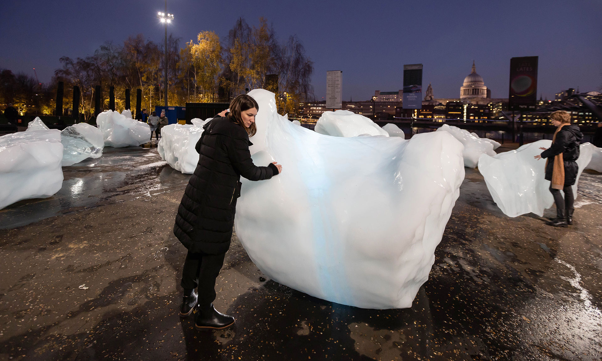 Olafur Eliasson vystavil v Londýně obří kusy ledu z tajícího Grónska jako varování