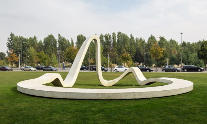 Porto si k výročí univerzity postavilo betonovou sochu Loop s funkcí lavičky