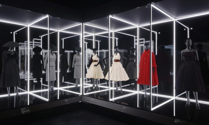 Londýn vystavuje přes 200 unikátních šatů od slavného Christiana Diora