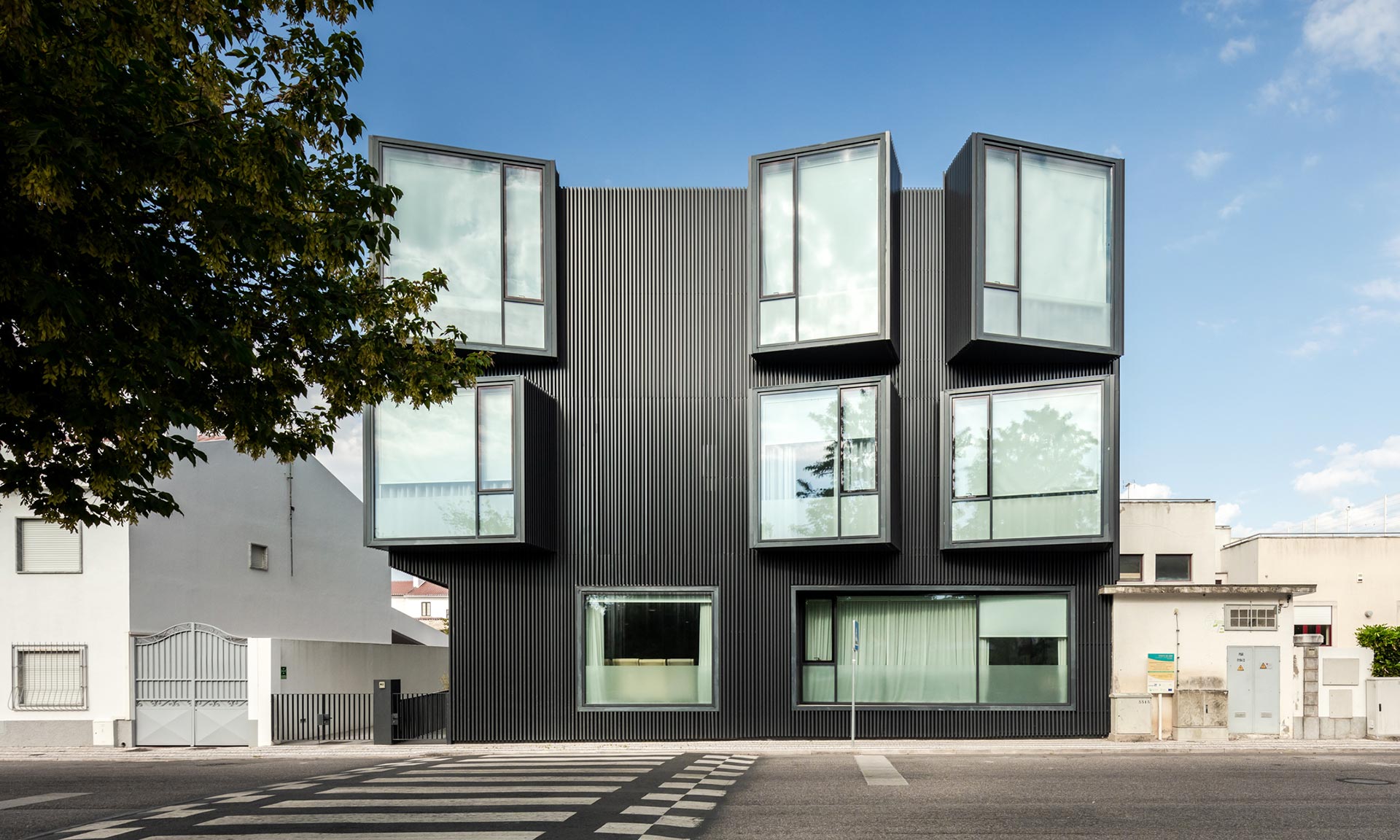 V Portugalsku vyrostlo minimalistické centrum péče pro seniory s velkými okny
