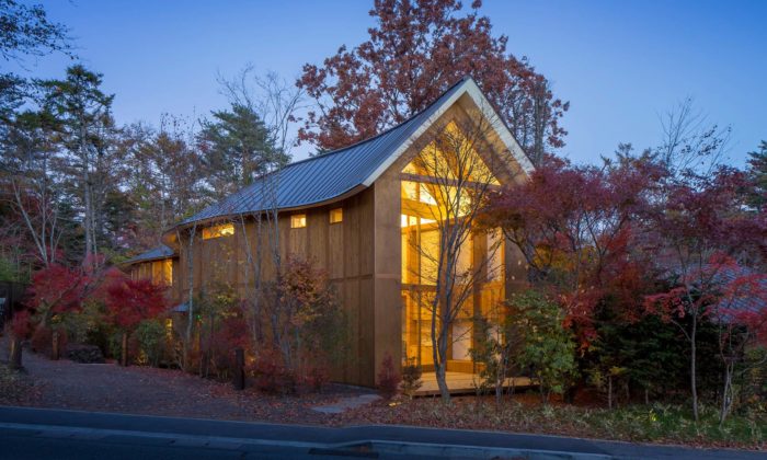 Shigeru Ban postavil v Japonsku útulný hotýlek Shishi-iwa House celý ze dřeva