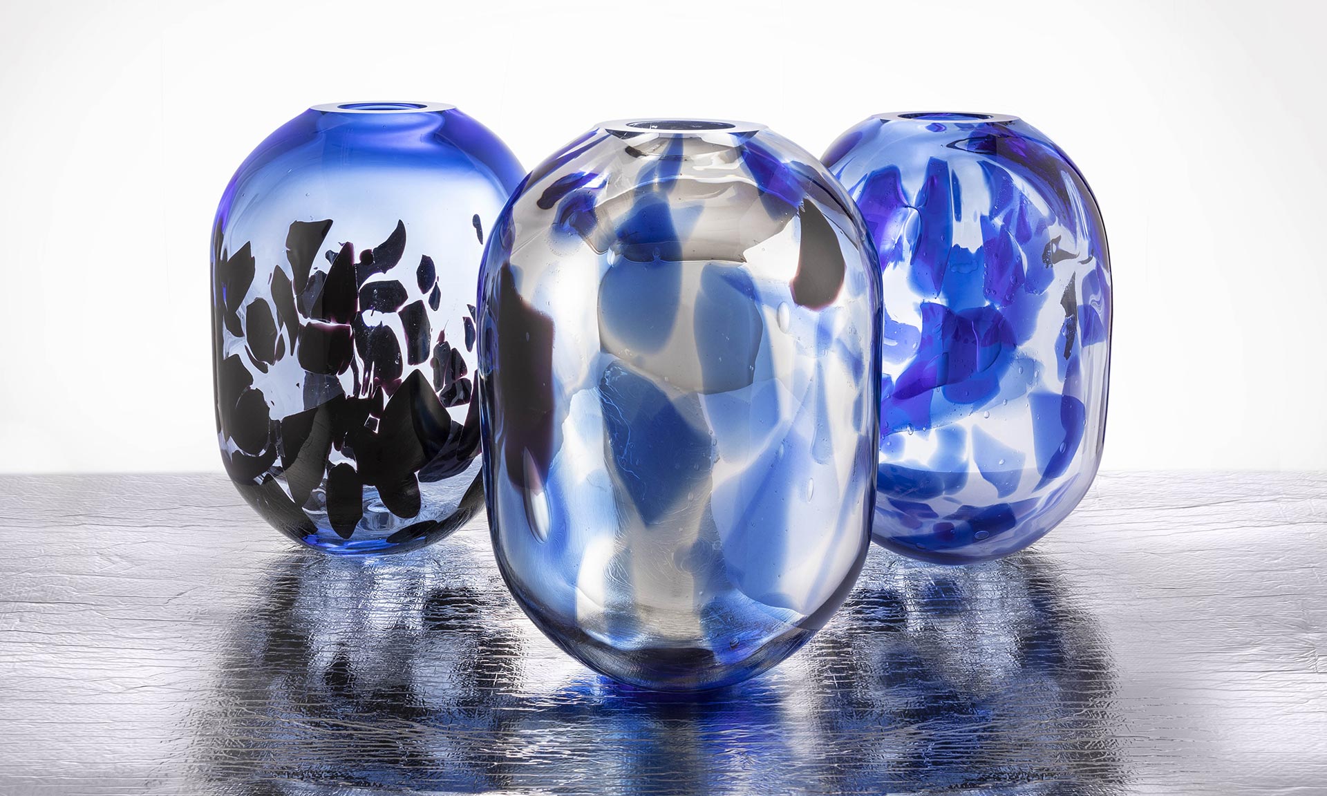 Anna Jožová navrhla kolekci váz Eternity zdobenou skleněnými střepy