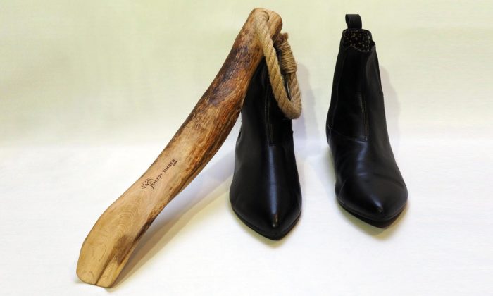 Petr Kopecký vyrábí z nalezeného uschlého dřeva lžíce na boty i lampy