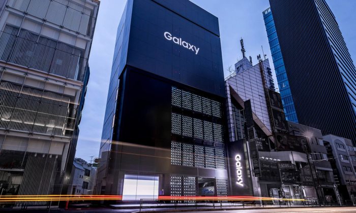 Tokujin Yoshioka ozdobil fasádu japonského obchodu Galaxy tisícem mobilů