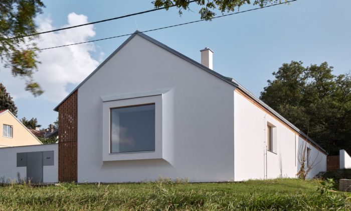 ORA postavili v Božicích nový vesnický dům s velkým oknem do ulice