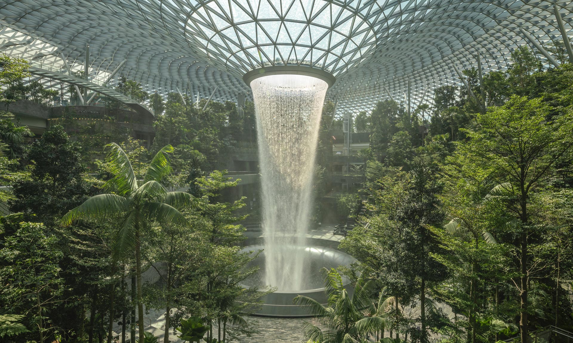 Letiště v Singapuru otevřelo obří zahradu s největším interiérovým vodopádem na světě