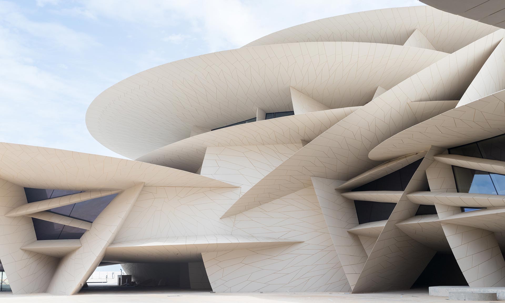 Jean Nouvel po 16 letech dokončil Národní muzeum v Kataru s tvarem pouštní růže