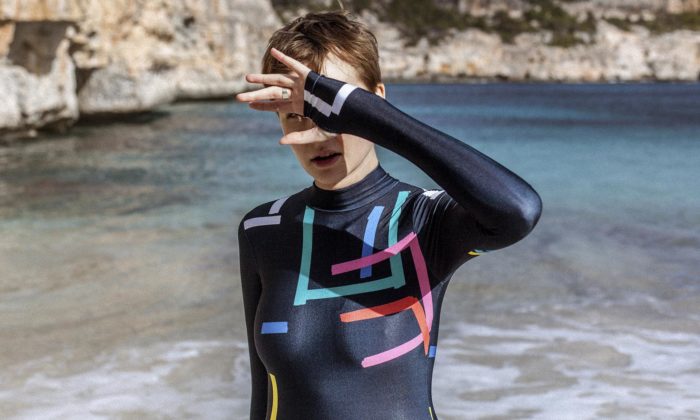 Leeda rozšiřuje kolekci Catch Me o zero waste plavky s abstraktními motivy
