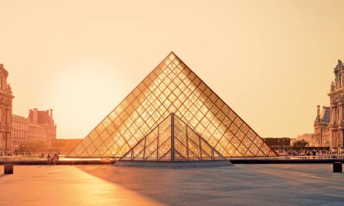 Ikonická skleněná pyramida v pařížském Louvre slaví 30 let