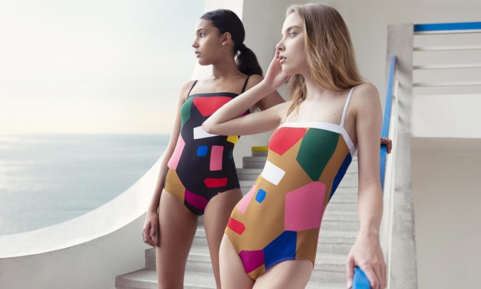 Česká značka Plove navrhla na léto plavky inspirované abstraktním obrazem