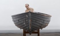 Ron Mueck, Muž ve člunu, 2002