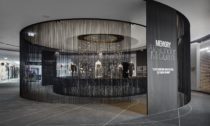 Alexander McQueen a výstava jeho modelů v The Designer Gallery v Praze na Chodově