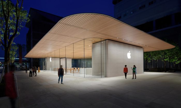 Foster dokončil Apple Store v Tchaj-peji s oblým schodištěm a lavičkami z balvanů