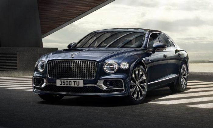 Bentley Flying Spur dostal po celé délce nové silnější a svalnatější linie