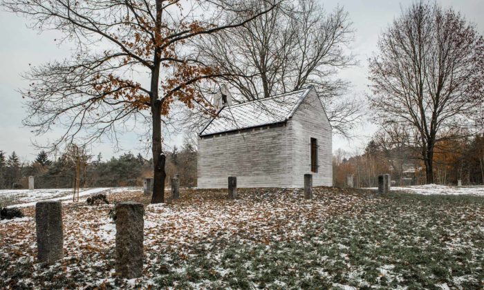 Rodina si nechala u Sedlčan postavit kapli v klasickém tvaru z moderních materiálů