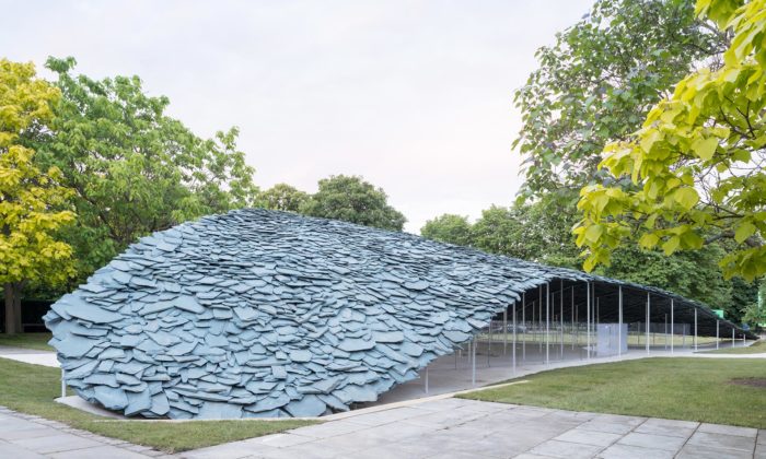 Junya Ishigami postavil pavilon Serpentine Gallery z hromady kamenů