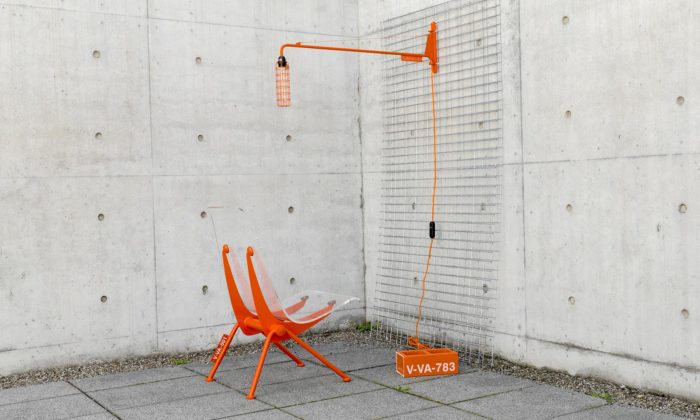 Virgil Abloh navrhl pro značku Vitra oranžové industriální křeslo i nástěnné svítidlo