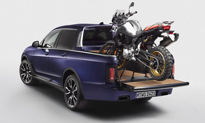 BMW udělalo z modelu X7 luxusní pick-up schopný převézt i motorku