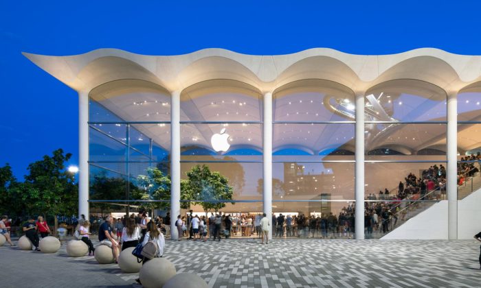 Foster postavil v Miami obchod Apple Aventura se zvlněnou střechou a amfiteátrem