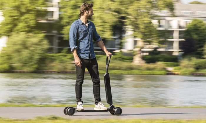 Audi spojilo elektrickou koloběžku se skateboardem v nový e-tron Scooter