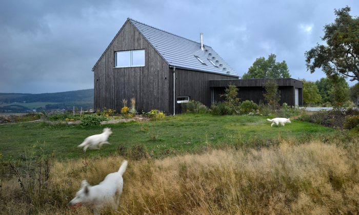 Krušnohorský dům na Větrném Vrchu má fasádu z opálených tmavých prken