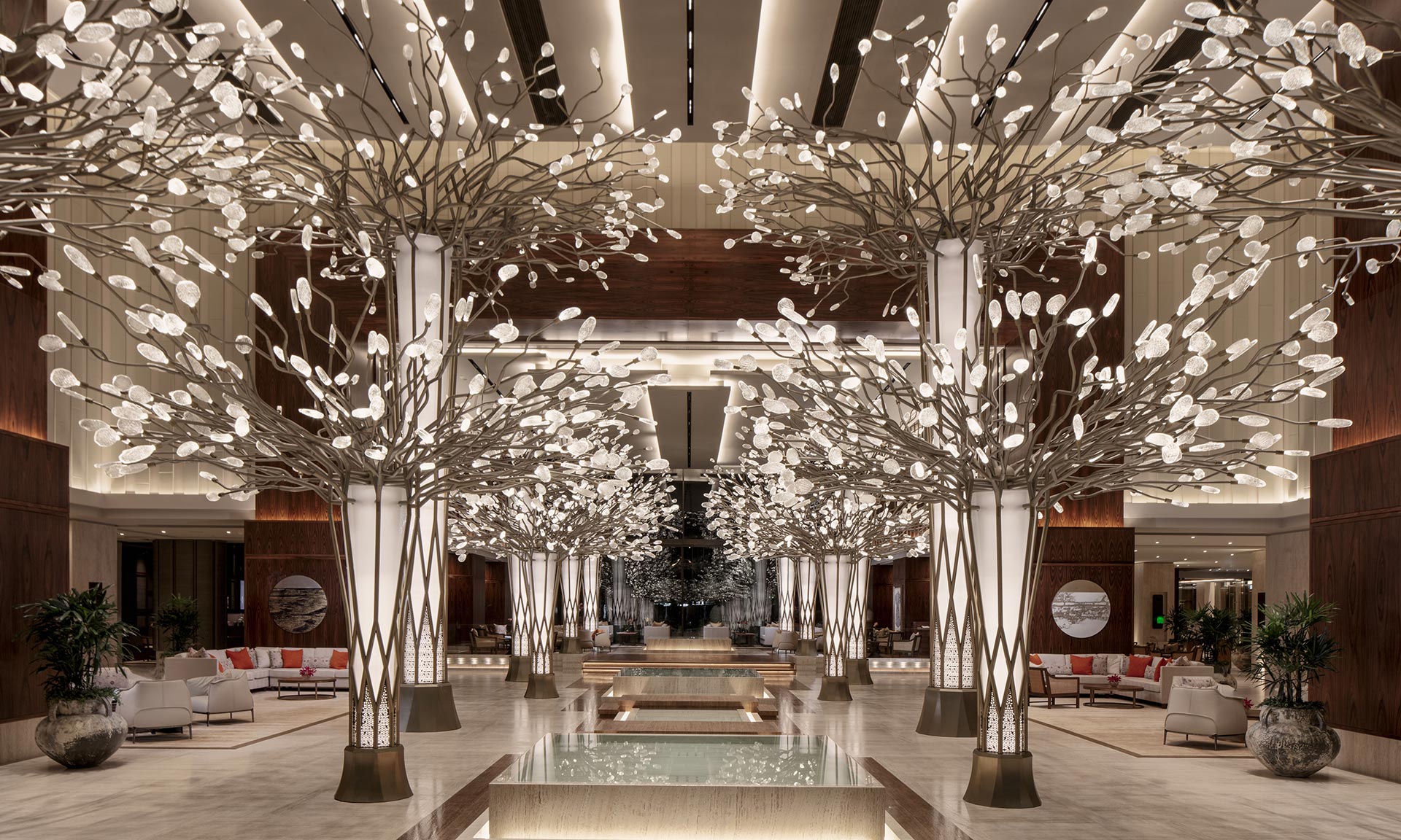 Česká značka Preciosa zasadila v dubajském hotelu 14 svítících stromů